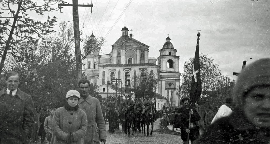 KKE 6000.jpg - Fot. Grupowa. Odjazd Marszałka Piłsudskiego z Placu Zamkowego w Łucku, Łuck, 1922 r. Fotografia zrobiona przez Leopolda Kleofasa Paszkowskiego.